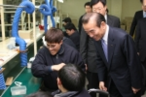 성세재활원 원생과 대화를 나누는 이철 사장