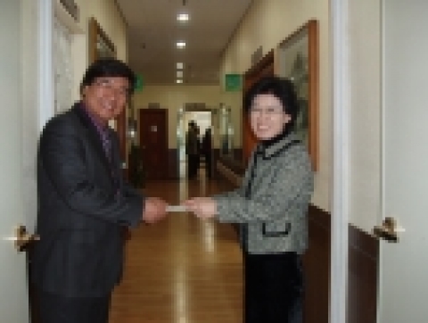 성애노인요양원에 성금 전달하는 최연혜 부사장