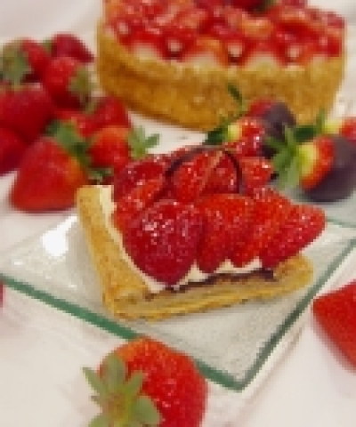 그랜드 인터컨티넨탈 호텔의 ‘로비 라운지'에서는 오는 4월 29일까지 봄 과일의 여왕인 딸기를 이용한 케이크, 샐러드, 빵 및  쿠키 등  딸기 디저트 뷔페를 선보인다. 