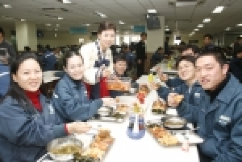 현대중공업은 어민돕기를 위해 12톤의 삼치를 구입해 2월 16일 점심 메뉴로 삼치조림을 제공했다.