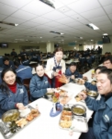 현대중공업은 어민돕기를 위해 12톤의 삼치를 구입해 2월 16일 점심 메뉴로 삼치조림을 제공했다.