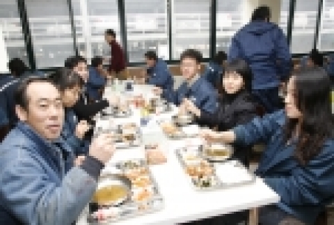 현대중공업은 어민돕기를 위해 12톤의 삼치를 구입해 2월 16일 점심 메뉴로 삼치조림을 제공했다.