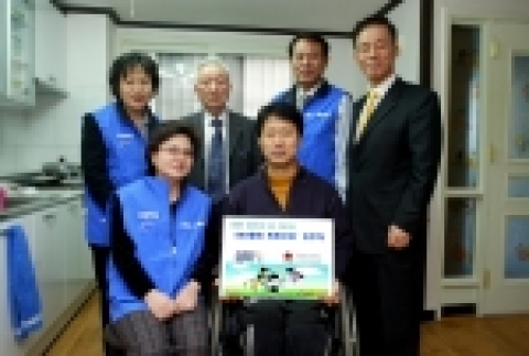 김종민씨의 집을 방문하여 집들이를 하고 있는 모습