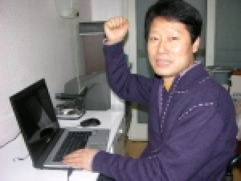 김종민씨가 집에서 창업을 위해 화이팅을 외치는 모습