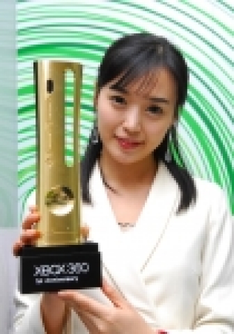 한국마이크로소프트가 차세대 비디오 게임기 Xbox 360의 국내 출시 1주년을 기념해 제작한 ‘골드 페이스플레이트(Gold Faceplate)’를 인기 레이싱 모델 출신 방송인 김