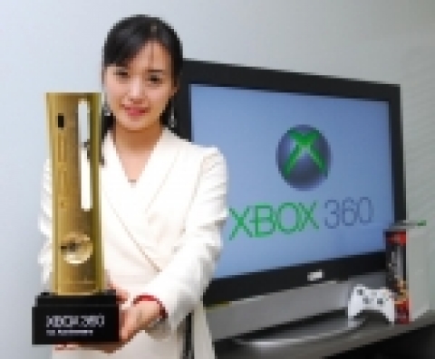 한국마이크로소프트가 차세대 비디오 게임기 Xbox 360의 국내 출시 1주년을 기념해 제작한 ‘골드 페이스플레이트(Gold Faceplate)’를 인기 레이싱 모델 출신 방송인 김
