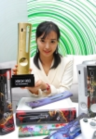 한국마이크로소프트가 차세대 비디오 게임기 Xbox 360의 국내 출시 1주년을 기념해 제작한 ‘골드 페이스플레이트(Gold Faceplate)’를 인기 레이싱 모델 출신 방송인 김