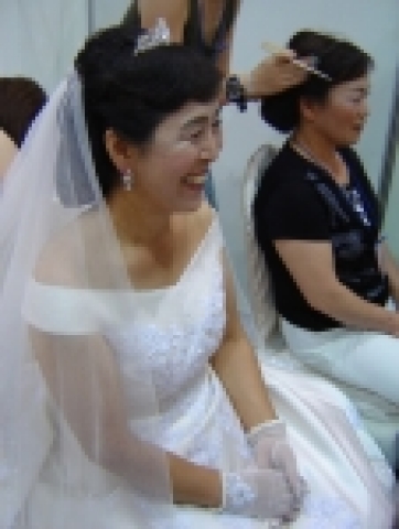 지난 여름 결혼박람회때 부모님 웨딩촬영이벤트에 당첨되어 메이크업과 헤어를 준비 중인 주인공들