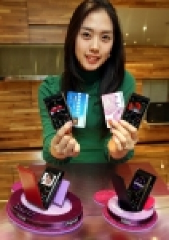 삼성전자가 한층 더 업그레이드 된 ‘카드폰Ⅱ’를 국내 시장에 출시한다. 신용카드만한 크기인 세로 8.7cm, 가로 5.4cm로 지갑에 쏙 들어갈 정도이며, 무게도 79g에 불과해 휴대하기에 편리하다.