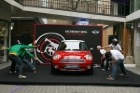 BMW 그룹 코리아는 21일(수) 프리미엄 소형카 MINI 쿠퍼의 새로운 모델 '뉴 MINI 쿠퍼'를 국내 첫 출시하고, 오전 11시 인사동 쌈지길에서 뉴 MIN