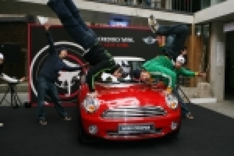 BMW 그룹 코리아는 21일(수) 프리미엄 소형카 MINI 쿠퍼의 새로운 모델 '뉴 MINI 쿠퍼'를 국내 첫 출시하고, 오전 11시 인사동 쌈지길에서 뉴 MIN