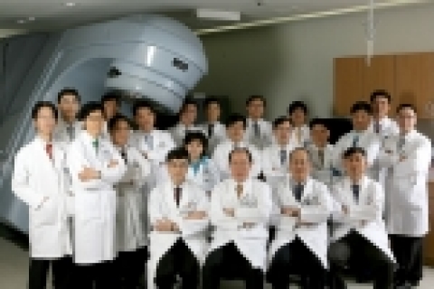 암센터 의료진 

아랫줄 왼쪽부터 방사선종양학과 윤형근교수, 암센터장 외과 김홍용교수, 신경외과 홍승관교수, 흉부외과 김응중교수 

둘째줄 왼쪽부터 병리과 김어진교수, 한방