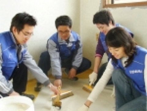 22일 삼성네트웍스 신입사원들이 '1사(社) 3촌(村)' 자매마을 중 하나인 충남 예산군 원천리를 방문하여, 마을회관 도배, 꽃나무 식수 등 '농촌사랑 