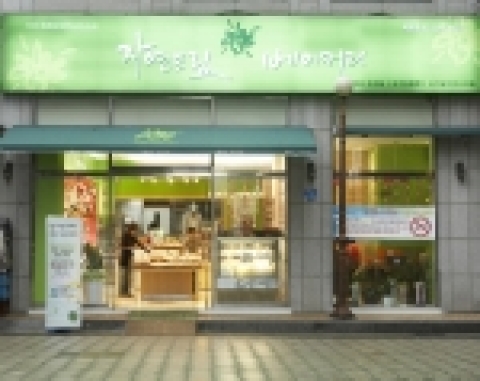 갓 빻은 우리밀로 빵을 만드는 자연드림베이커리 매장 전경