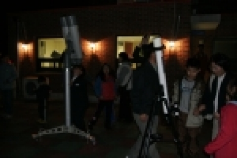 지난 2006년 4월 행사 모습- 가족들이 천체망원경으로 하늘을 관측하고있다.