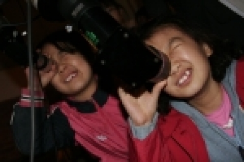 지난 2006년 4월 행사모습 - 대형 천체망원경으로 별을 관찰하고 있는 아이들