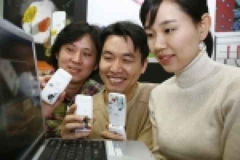 고객들이 스페셜 리미티드 에디션 ‘아트 캔유’의 예약가입에 성공하고 기뻐하는 모습.