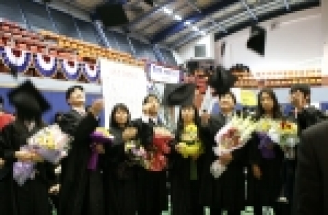 23일 열린 한국산업기술대 학위수여식장에서 졸업생들이 학사모를 던지는 세레머니를 펼치며 졸업을 자축하고 있다.