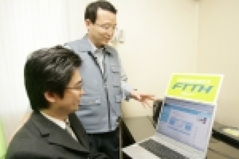 KT 남중수 사장은 23일 FTTH 개통 현장인 신사지사를 방문해 직원들과 함께 광케이블을 직접 포설하고, 가입자 심인수(39세)씨 댁내 컴퓨터까지 케이블을 연결하는 작업에도 참여