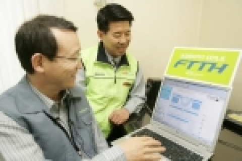 KT 남중수 사장은 23일 FTTH 개통 현장인 신사지사를 방문해 직원들과 함께 광케이블을 직접 포설하고, 가입자 심인수(39세)씨 댁내 컴퓨터까지 케이블을 연결하는 작업에도 참여