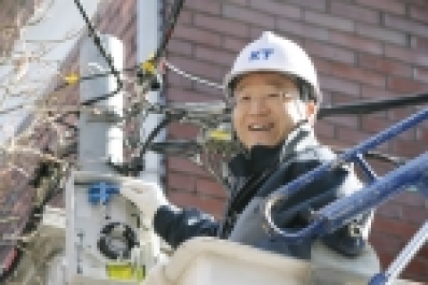 KT 남중수 사장은 23일 FTTH 개통 현장인 신사지사를 방문해 직원들과 함께 광케이블을 직접 포설하고, 가입자 심인수(39세)씨 댁내 컴퓨터까지 케이블을 연결하는 작업에도 참여