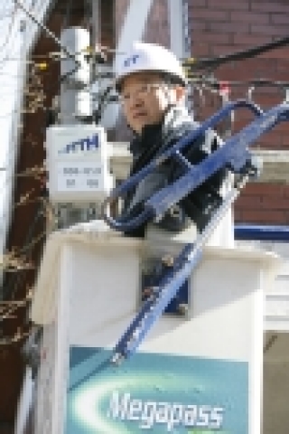 KT 남중수 사장은 23일 FTTH 개통 현장인 신사지사를 방문해 직원들과 함께 광케이블을 직접 포설하고, 가입자 심인수(39세)씨 댁내 컴퓨터까지 케이블을 연결하는 작업에도 참여