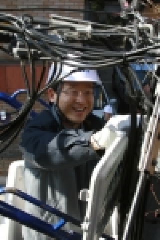 KT 남중수 사장은 23일 FTTH 개통 현장인 신사지사를 방문해 직원들과 함께 광케이블을 직접 포설하고, 가입자 심인수(39세)씨 댁내 컴퓨터까지 케이블을 연결하는 작업에도 참여