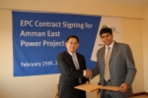 암만이스트 수주계약식 : 두산중 서동수 부사장(좌측), AES社 하레시 자이생하니(Haresh Jaisinghani) 아시아ㆍ중동지역 사장