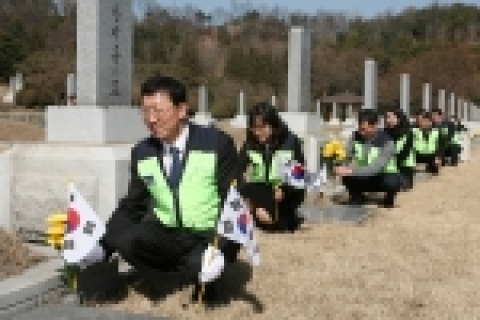 KT ‘사랑의 봉사단’은 26일 삼일절을 앞두고 국립 현충원 애국지사 묘역을 찾아 참배하고, 헌화와 태극기를 헌정하는 ‘나라 사랑 운동’을 펼쳤다.  