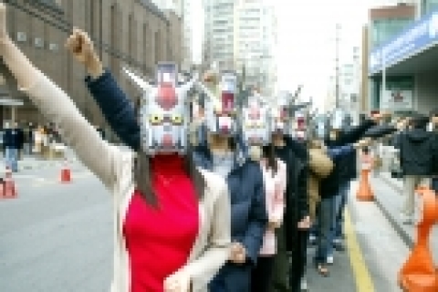 이색적인 모습으로 등장한 SD건담은 건담 마니아와 게이머들이 벌이는 퍼포먼스 형식의 플래시몹으로 강남역과 코엑스 밀레니엄 광장, 명동 국립극장 앞에서 약 5분간 진행됐다.