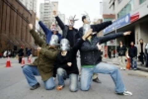 이색적인 모습으로 등장한 SD건담은 건담 마니아와 게이머들이 벌이는 퍼포먼스 형식의 플래시몹으로 강남역과 코엑스 밀레니엄 광장, 명동 국립극장 앞에서 약 5분간 진행됐다.