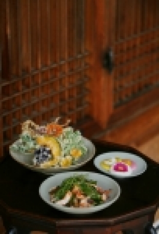 메이필드호텔 한정식당 `봉래정’에서는 봄을 맞아 다양한 봄나물, 허브꽃, 산마늘 등을 즐길 수 있는 `봄 내음 상차림’을 2월 23일부터~5월 1일까지 판매한다.