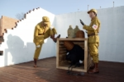 상자고문 체험장면