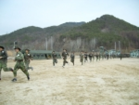 신입생 수련회에 참석한 '서울외고' 신입생들이 선찬순 달리기를 하고있다. 