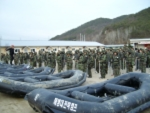 신입생 수련회에 참석한 '서울외고' 신입생들이 수상훈련 안내사항을 듣고있다.
