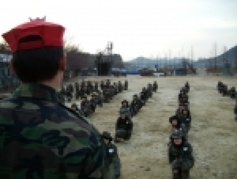신입생 수련회에 참석한 '서울외고' 신입생들이 PT체조중 교관의 주의사항을 듣고있다.