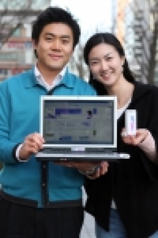 KT의 와이브로와 KTF의 HSDPA를 모두 이용할 수 있는 통합 USB 모뎀인 아이플러그 프리미엄(iPlug Premium)을 모델들이 선보이고 있다. 