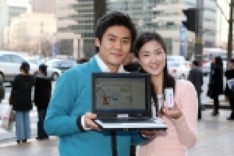 KT의 와이브로와 KTF의 HSDPA를 모두 이용할 수 있는 통합 USB 모뎀인 아이플러그 프리미엄(iPlug Premium)을 모델들이 선보이고 있다. 