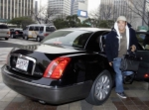 기아자동차가 친부모를 찾아 27일 한국을 방문한 미국 전 스키국가대표 선수 토비 도슨(29, 한국명 김철수)에게 뉴오피러스 3대를 공식 의전차량으로 제공했다. 