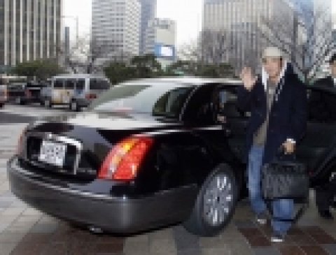 기아자동차가 친부모를 찾아 27일 한국을 방문한 미국 전 스키국가대표 선수 토비 도슨(29, 한국명 김철수)에게 뉴오피러스 3대를 공식 의전차량으로 제공했다. 