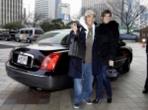 토비 도슨 선수와 여자친구가 오피러스에서 함께 포즈를 취하고 있는 모습.