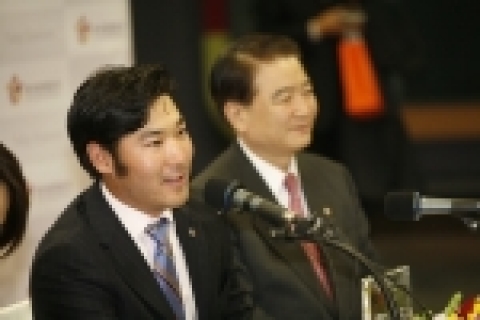 기자회견중인 토비 도슨