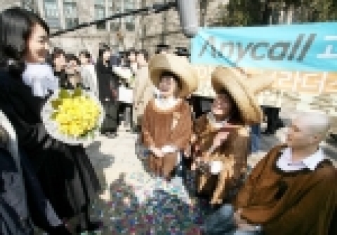 지난 26일 KBS 개그콘서트의 인기 개그팀 '야야야 브라더스'가 이화여대 졸업식장을 깜짝 방문해 '애니콜 익사이팅 졸업식' 이벤트를 열어주는 