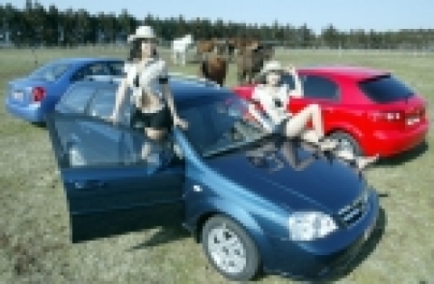 GM DAEWOO가 라세티 왜건(Wagon), 노치백 (Notch-Back) 모델, 해치백(Hatch-Back) 모델 등 준중형 디젤 삼총사를 2월 27일 선보였다.