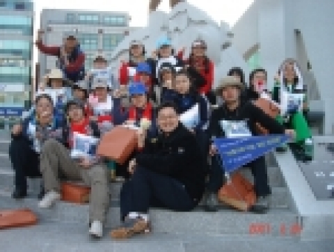 신한카드는 여아 보육 시설인 ‘송죽원’ 원생의 제주도 도보 일주를 후원했다. 이 행사에 참여한 학생들은 22일부터 27일까지 5박 6일간의 일정으로 총 183km를 완주했다. 완주