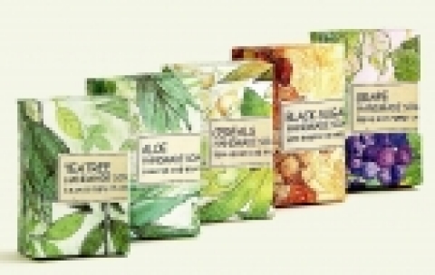 더페이스샵은 피부타입별로 차별화된 자연성분을 함유해 개인별 피부 트러블을 완화해 주는 ‘핸드메이드솝’ 5종을 출시했다.