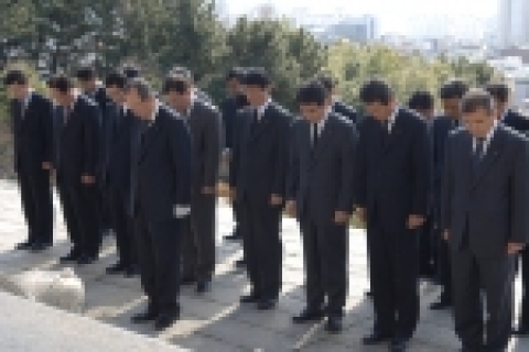 부산은행 이장호 은행장은 올해로 88돌을 맞은 3.1절을 맞아 2월 28일(수), 오전 11시, 임직원과 함께 부산시 동래구 안락동에 소재하는 충렬사를 참배하고 호국 영령의 숭고한 뜻을 기렸다.