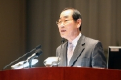 주주총회에서 발표를 하고 있는 삼성전자 윤종용 부회장