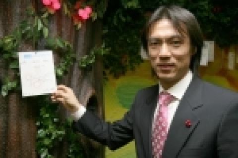 홍명보 이사장이 ‘모든 사회가 함께 나누길’이라는 희망의 메시지를 나눔의 숲에 다는 장면