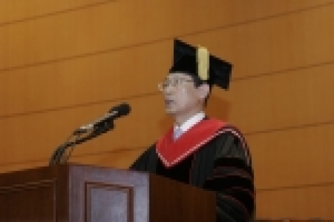 입학생들에게 축사를 하는 김봉태 선문대 총장